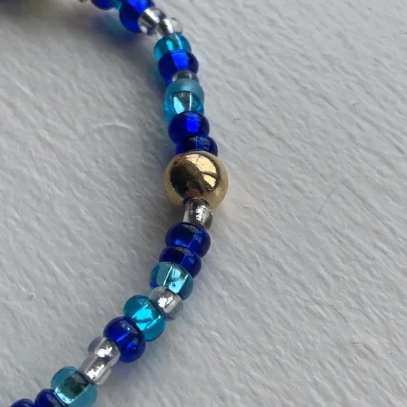 Blue and white toned seed bead bracelet white pearls gold beads stretchy - Picture 4 of 6